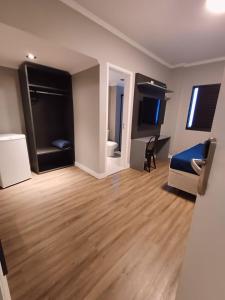 Cet appartement comprend une chambre avec un lit et une salle de bains. dans l'établissement Hotel Bella Paulista, à São Paulo