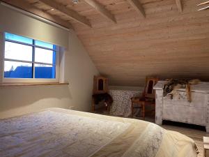 een slaapkamer met een bed en een raam bij Ööbiku Holiday House in Antsla