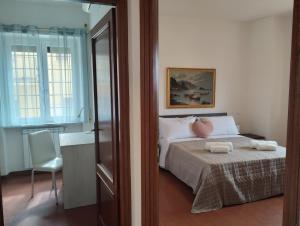 a bedroom with a bed with two towels on it at "Gli archi sul borgo" di Castelnuovo di Porto - 3BD 2BH and panoramic view in Castelnuovo di Porto