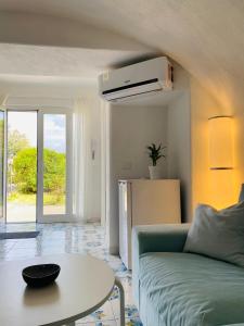 A seating area at Grazioso MONOLOCALE nella villa NOLELU