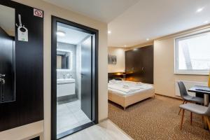 um quarto de hotel com uma cama e uma casa de banho em Hotel Zlaté Košice em Košice
