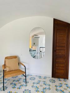 A seating area at Grazioso MONOLOCALE nella villa NOLELU