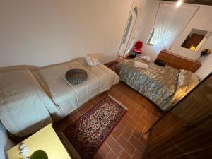 una vista sul soffitto di una camera da letto con un letto e un divano di Casa Vacanza appartamento Tortolì-Arbatax a 14 minuti dal mare a Tortolì