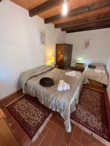 um quarto com 2 camas e 2 tapetes em Casa Vacanza appartamento Tortolì-Arbatax a 14 minuti dal mare em Tortolì