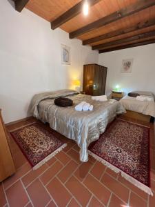 um quarto com 2 camas e 2 tapetes em Casa Vacanza appartamento Tortolì-Arbatax a 14 minuti dal mare em Tortolì