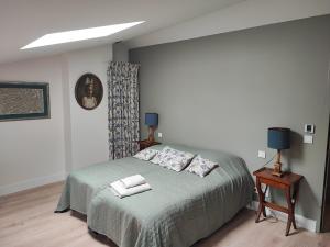 1 dormitorio con 1 cama con 2 toallas en Magnanerie de Sainte Croix, en Saint-Hippolyte-de-Caton