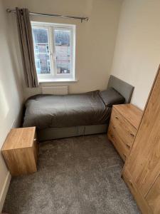 Kleines Zimmer mit einem Bett und einem Fenster in der Unterkunft House in Dorset in Iford