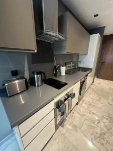 cocina con encimera y fogones en Luxury Maarif Anfa Racine, en Casablanca