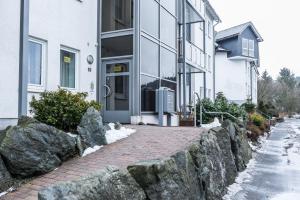 a stone retaining wall in front of a building at Eigene Sauna 2 Schlafzimmer sehr zentral WinterbergHome in Winterberg