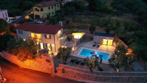 una vista aérea de una casa con piscina en Holiday Home in Vrbnik - Insel Krk 36874, en Vrbnik
