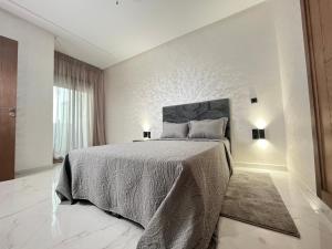 a bedroom with a large bed in a room at Modern & Cosy Studio City Center in Kenitra