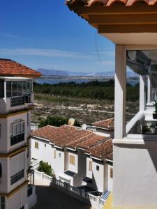 ein Blick vom Balkon eines Gebäudes in der Unterkunft Słoneczny Apartament Parque IV in La Mata