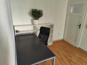 Een TV en/of entertainmentcenter bij 3 min walk to Bahnhof -Peaceful room with Balcony
