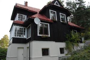 una casa en blanco y negro con techo rojo en Rezydencja Święty Spokój, en Wisła