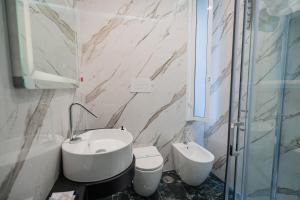 Koupelna v ubytování LUCIGNOLOROOM stazione centrale Napoli