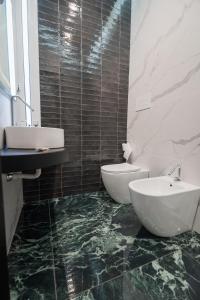 Koupelna v ubytování LUCIGNOLOROOM stazione centrale Napoli