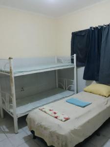 a room with a bunk bed and a bunk bed at Casa Central em Petrolina in Petrolina