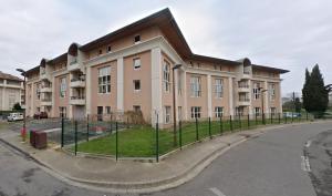 un gran edificio con una valla delante en Studio Lumineux au Cœur de Toulouse en Toulouse