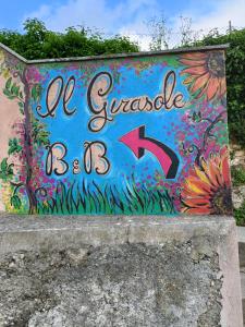B&B Il Girasole في فينالي ليغوري: جدار عليه لوحة