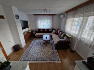 sala de estar con sofá y mesa en Ilidža فله مع حديقة en Sarajevo