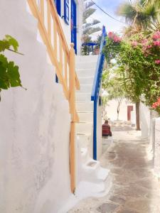 una scala con scale blu e bianche su un edificio di Anna a Megali Ammos