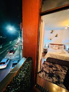 een slaapkamer met een bed en uitzicht op een straat bij Hotel Los Diamantes Orizaba in Orizaba