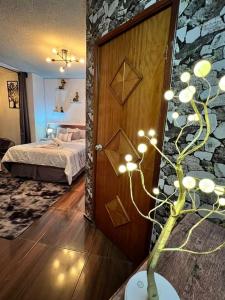 a bedroom with a door leading to a bed at Hotel Los Diamantes Orizaba in Orizaba