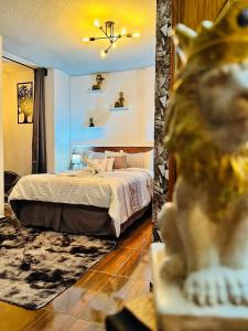 ein Schlafzimmer mit einem Bett und ein Zimmer mit einem Spiegel in der Unterkunft Hotel Los Diamantes Orizaba in Orizaba