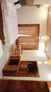 een badkamer met een wastafel en een raam bij HOTEL THE PINE VILLA MUSSOORIE in Mussoorie
