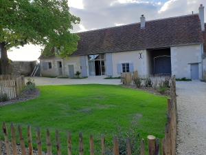 a white house with a fence and a yard at Le puits renaissance in Chambourg-sur-Indre