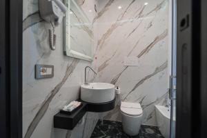 Koupelna v ubytování LUCIGNOLOROOM stazione centrale Napoli