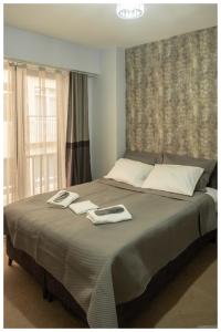 una camera da letto con un letto e due asciugamani di Last Point Süit Apart a Eskişehir