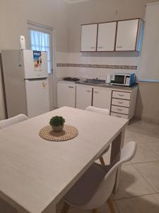 a kitchen with a table and chairs and a refrigerator at Asturias in Presidencia Roque Sáenz Peña