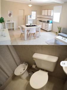 eine Küche und ein Bad mit einem WC und einem Waschbecken in der Unterkunft Asturias in Presidencia Roque Sáenz Peña