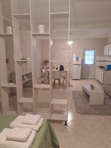 Dieses weiße Zimmer verfügt über einen Tisch und eine Küche. in der Unterkunft Asturias in Presidencia Roque Sáenz Peña