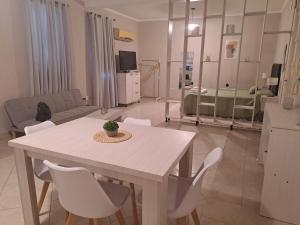 a living room with a white table and chairs at Asturias in Presidencia Roque Sáenz Peña