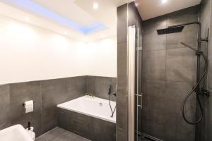 a bathroom with a bath tub and a shower at Eigene Sauna 2 Schlafzimmer sehr zentral WinterbergHome in Winterberg +33 photos