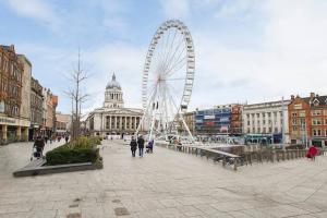 une grande roue ferris au milieu d'une ville dans l'établissement Modern & Open 1bed Apt in the Heart of Nottingham, à Nottingham