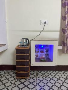 um micro-ondas com uma tigela dentro dele em Stay At The Home em Varanasi