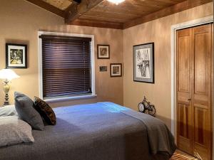 - une chambre avec un grand lit et une fenêtre dans l'établissement A - Karen`s Ferngully, à Mendocino