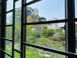 ein offenes Fenster mit Stadtblick in der Unterkunft Pan Housing Hostel & Residence in Hanoi