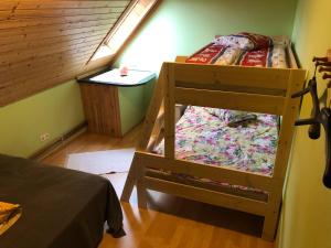 um quarto com 2 beliches num sótão em Oraveski talu em Lodja