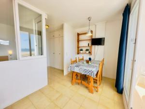 a dining room with a table and chairs and a window at Trill Mirasol E estudio 1a linea mar in L'Estartit