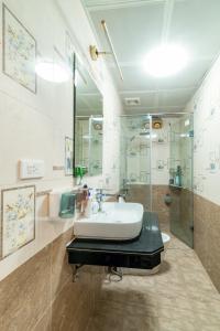 een badkamer met een wastafel en een douche bij Villa Homestay Ocean Park 1 Gia Lâm in Hanoi