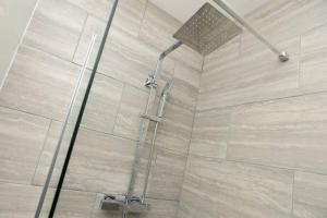 W łazience znajduje się prysznic ze szklanymi drzwiami. w obiekcie A hidden gem in the city, open Luxe 1bed Apt w Nottingham