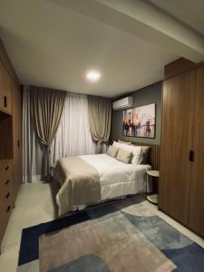 1 dormitorio con 1 cama grande en una habitación en Studios London, en Resende