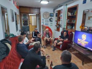 TV a/nebo společenská místnost v ubytování Sunset Lake hostel