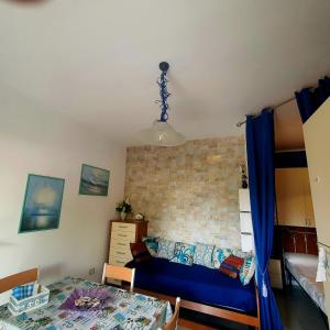 salon z łóżkiem i stołem oraz sypialnia w obiekcie Salento - A Casa di Lilli w mieście Porto Cesareo