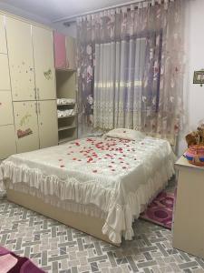 um quarto com uma cama com rosas em Castle Berat em Berat