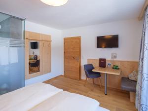Televiisor ja/või meelelahutuskeskus majutusasutuses Hotel Alpenblick